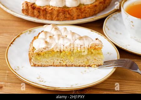 Ein Stück hausgemachter Zitronenkuchen aus der Nähe. Geringer Fokus. Stockfoto