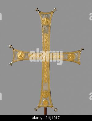 Prozessionskreuz ca. 1000–1050 byzantinische, aufwendig verzierte Kreuze wurden während der mittelbyzantinischen Zeit in religiösen, militärischen und kaiserlichen Prozessionen weit verbreitet. Oft, wie hier, identifizieren Inschriften auf Griechisch die heiligen Figuren, die in Porträtbüsten dargestellt sind. Auf der Vorderseite dieses Kreuzes befindet sich im mittleren Medaillon eine Büste Christi. Über und unter ihm sind die Erzengel Michael und Gabriel, die Hüter des Himmels, abgebildet. Links und rechts sind die traditionellen Fürbitter für die Menschheit: Die Jungfrau Maria, Mutter Christi, und Johannes der Vorläufer (der heilige Johannes der Täufer).das ich Stockfoto