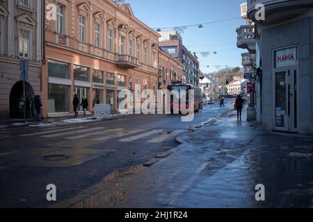 Belgrad, Serbien, 23. Januar 2022: Blick auf die Glavna-Straße in Zemun im Winter Stockfoto