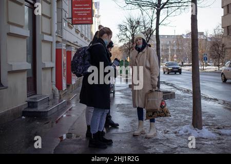 Belgrad, Serbien, 23. Januar 2022: Junge Frauen plaudern auf der Straße Stockfoto