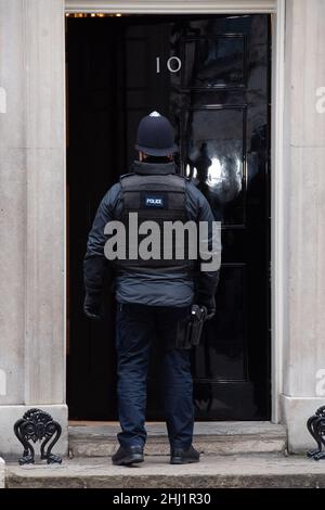 London, Großbritannien. 26. Januar 2022. Ein Polizist kommt in die Downing Street 10, London. Bilddatum: Mittwoch, 26. Januar 2022. Bildnachweis sollte lauten: Matt Crossick/Empics/Alamy Live News Stockfoto