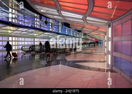 Fluggäste, die Menschen zu Fuß, bunte Neonlichter kunst Installation von Michael Hayden, Fußgängertunnel, Chicago O'Hare Airport Terminal. Stockfoto