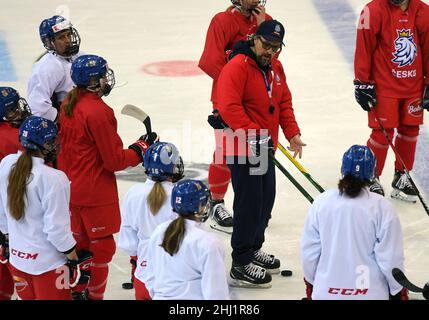 Prag, Tschechische Republik. 26th Januar 2022. Trainer Tomas Pacina nimmt am 26. Januar 2022 an der Trainingseinheit der tschechischen Eishockey-Nationalmannschaft der Frauen in Prag, Tschechien, Teil. Vor den Olympischen Winterspielen in Peking 2022. Kredit: Katerina Sulova/CTK Foto/Alamy Live Nachrichten Stockfoto