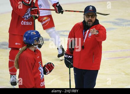 Prag, Tschechische Republik. 26th Januar 2022. Trainer Tomas Pacina, rechts, nimmt am 26. Januar 2022 am Training der tschechischen Eishockey-Nationalmannschaft der Frauen in Prag, Tschechien, Teil. Vor den Olympischen Winterspielen in Peking 2022. Kredit: Katerina Sulova/CTK Foto/Alamy Live Nachrichten Stockfoto