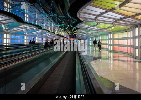 Fluggäste, die Menschen zu Fuß, bunte Neonlichter kunst Installation von Michael Hayden, Fußgängertunnel, Chicago O'Hare Airport Terminal. Stockfoto