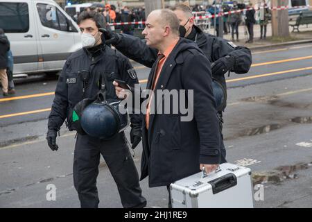 Anti-Impfstoff-Demonstranten versammelten sich am 26. Januar 2022 in Berlin. Die Proteste fanden statt, da die Omicron-Variante in ganz Deutschland zu einer Welle von Infektionen geführt hat. Darüber hinaus machen sich die deutschen Behörden Sorgen über die Verbreitung von Verschwörungstheorien und die drohende Radikalisierung. (Foto von Michael Kuenne/PRESSCOV/Sipa USA) Stockfoto