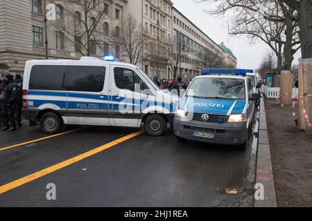 Anti-Impfstoff-Demonstranten versammelten sich am 26. Januar 2022 in Berlin. Die Proteste fanden statt, da die Omicron-Variante in ganz Deutschland zu einer Welle von Infektionen geführt hat. Darüber hinaus machen sich die deutschen Behörden Sorgen über die Verbreitung von Verschwörungstheorien und die drohende Radikalisierung. (Foto von Michael Kuenne/PRESSCOV/Sipa USA) Stockfoto