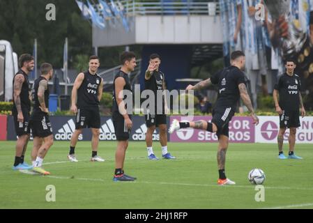 Buenos Aires, Argentinien. 26th Januar 2022. Argentiniens Fußballmannschaft nimmt am Mittwoch, den 26. Januar 2022, an einer Trainingseinheit vor einem Qualifikationsspiel der FIFA Fußball-Weltmeisterschaft Katar 2022 gegen Chile in Ezeiza, einem Vorort von Buenos Aires, Teil. Kredit: Gabriel Sotelo/FotoArena/Alamy Live Nachrichten Stockfoto