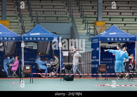 Hongkong, China. 26th Januar 2022. Einwohner erhalten PCR-Tests auf Coronavirus (COVID-19) in einem Community Testing Center, nachdem in den letzten Tagen in Hongkong eine große Anzahl positiver Fälle zugenommen hat. Kredit: SOPA Images Limited/Alamy Live Nachrichten Stockfoto