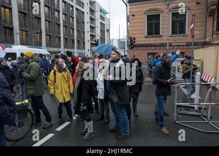 26. Januar 2022, Berlin, Deutschland: Anti-Impfstoff-Demonstranten versammelten sich am 26. Januar 2022 in Berlin. Die Proteste fanden statt, da die Omicron-Variante in ganz Deutschland zu einer Welle von Infektionen geführt hat. Darüber hinaus machen sich die deutschen Behörden Sorgen über die Verbreitung von Verschwörungstheorien und die drohende Radikalisierung. (Bild: © Michael Kuenne/PRESSCOV über ZUMA Press Wire) Stockfoto