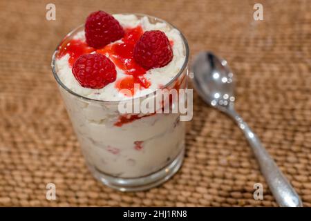 Schottischer Pudding oder Cranachan-Dessert aus Creme, Haferflocken und Himbeeren, serviert auf der Burns Night, Schottland Stockfoto