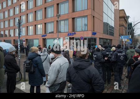 26. Januar 2022, Berlin, Deutschland: Anti-Impfstoff-Demonstranten versammelten sich am 26. Januar 2022 in Berlin. Die Proteste fanden statt, da die Omicron-Variante in ganz Deutschland zu einer Welle von Infektionen geführt hat. Darüber hinaus machen sich die deutschen Behörden Sorgen über die Verbreitung von Verschwörungstheorien und die drohende Radikalisierung. (Bild: © Michael Kuenne/PRESSCOV über ZUMA Press Wire) Stockfoto