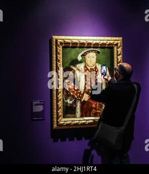 Bath, Somerset, 26. Januar 2022 Henry der VIII, hans Holbein der Jüngere, Öl an Bord. Bei der Eröffnungsausstellung des Holburne Museums von 2022, The Tudors: Leidenschaft, Macht und Politik die Besucher begegnen den fünf Tudor-Monarchen Heinrich VII., Heinrich VIII., Edward VI., Maria I. und Elisabeth I., die bis heute zu den bekanntesten Persönlichkeiten der englischen Geschichte gehört; Nicht zuletzt, weil diese sofort erkennbaren Porträts ihre Ähnlichkeiten fünf Jahrhunderte lang bewahrt haben. Paul Quezada-Neiman/Alamy Live News Stockfoto