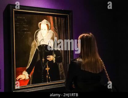 Bath, Somerset, 26. Januar 2022 Maria, Königin der Schotten nach Nichola Hilliard ,Öl auf Tafel.die Eröffnungsausstellung des Holburne Museums von 2022, The Tudors: Leidenschaft, Macht und Politik die Besucher begegnen den fünf Tudor-Monarchen Heinrich VII., Heinrich VIII., Edward VI., Maria I. und Elisabeth I., die bis heute zu den bekanntesten Persönlichkeiten der englischen Geschichte gehört; Nicht zuletzt, weil diese sofort erkennbaren Porträts ihre Ähnlichkeiten fünf Jahrhunderte lang bewahrt haben. Paul Quezada-Neiman/Alamy Live News Stockfoto