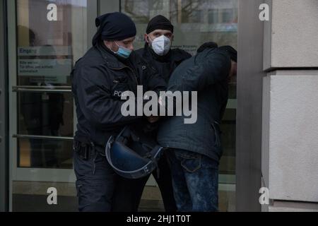 Berlin, Deutschland. 26th Januar 2022. Anti-Impfstoff-Demonstranten versammelten sich am 26. Januar 2022 in Berlin. Die Proteste fanden statt, da die Omicron-Variante in ganz Deutschland zu einer Welle von Infektionen geführt hat. Darüber hinaus machen sich die deutschen Behörden Sorgen über die Verbreitung von Verschwörungstheorien und die drohende Radikalisierung. (Foto: Michael Kuenne/PRESSCOV/Sipa USA) Quelle: SIPA USA/Alamy Live News Stockfoto