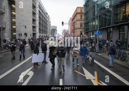 Berlin, Deutschland. 26th Januar 2022. Anti-Impfstoff-Demonstranten versammelten sich am 26. Januar 2022 in Berlin. Die Proteste fanden statt, da die Omicron-Variante in ganz Deutschland zu einer Welle von Infektionen geführt hat. Darüber hinaus machen sich die deutschen Behörden Sorgen über die Verbreitung von Verschwörungstheorien und die drohende Radikalisierung. (Foto: Michael Kuenne/PRESSCOV/Sipa USA) Quelle: SIPA USA/Alamy Live News Stockfoto