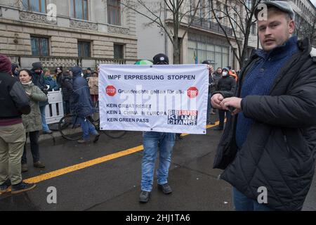 Berlin, Deutschland. 26th Januar 2022. Anti-Impfstoff-Demonstranten versammelten sich am 26. Januar 2022 in Berlin. Die Proteste fanden statt, da die Omicron-Variante in ganz Deutschland zu einer Welle von Infektionen geführt hat. Darüber hinaus machen sich die deutschen Behörden Sorgen über die Verbreitung von Verschwörungstheorien und die drohende Radikalisierung. (Bild: © Michael Kuenne/PRESSCOV via ZUMA Press Wire) Bild: ZUMA Press, Inc./Alamy Live News Stockfoto