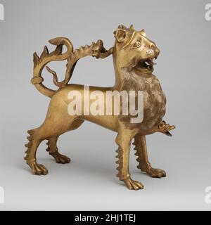 Aquamanile in Form eines Löwen ca. 1400 Deutsch Dieses aufwendige Wassergefäß war für die Handwäsche vorgesehen. Eine Spezialität der Metallarbeiter im deutschsprachigen Raum seit Jahrhunderten – vom zwölften bis zum fünfzehnten – werden sie aquamanilia genannt, von den lateinischen Wörtern für Wasser (aqua) und Hand (manus). Breitkastig, Mähne ragen hervor und Mund offen, der Löwe ist unabashedly stolz und wachsam. Um diesen außergewöhnlichen König der Bestien zu erschaffen, fertigte der Künstler zunächst ein grobes Tonmodell an und formte dann Wachs um ihn herum. Als nächstes überzog er das Wachs mit einer Mischung aus Ziegel, Ton und Asche, bevor er das Wachs zu einem TL schmolz Stockfoto