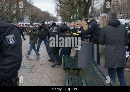 Berlin, Deutschland. 26th Januar 2022. Anti-Impfstoff-Demonstranten versammelten sich am 26. Januar 2022 in Berlin. Die Proteste fanden statt, da die Omicron-Variante in ganz Deutschland zu einer Welle von Infektionen geführt hat. Darüber hinaus machen sich die deutschen Behörden Sorgen über die Verbreitung von Verschwörungstheorien und die drohende Radikalisierung. (Bild: © Michael Kuenne/PRESSCOV via ZUMA Press Wire) Bild: ZUMA Press, Inc./Alamy Live News Stockfoto