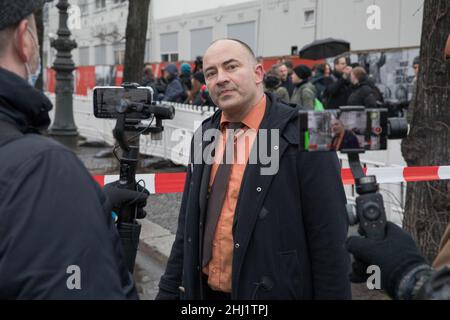 Berlin, Deutschland. 26th Januar 2022. Anti-Impfstoff-Demonstranten versammelten sich am 26. Januar 2022 in Berlin. Die Proteste fanden statt, da die Omicron-Variante in ganz Deutschland zu einer Welle von Infektionen geführt hat. Darüber hinaus machen sich die deutschen Behörden Sorgen über die Verbreitung von Verschwörungstheorien und die drohende Radikalisierung. (Bild: © Michael Kuenne/PRESSCOV via ZUMA Press Wire) Bild: ZUMA Press, Inc./Alamy Live News Stockfoto