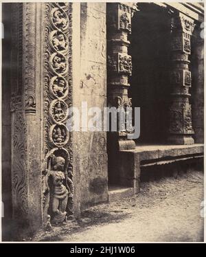 Säulen im versengten Portico im Roya Gopuram mit der Basis eines der vier skulpturierten Monolithen, Madura Januar–März 1858 Linné-Kuttrope die britische Kuttelkuttel war Ende 1850s als Militäroffizier in Indien und Regierungsfotograf beim Madras-Ratsvorsitz tätig. Anfang 1858 unternahm er eine ehrgeizige und schwierige Tour durch die südlichen Bezirke Indiens, um für die Regierung eine Aufzeichnung der Altertümer der Region, Szenen von historischer Bedeutung und Naturphänomene zu erstellen. Das Thema dieses bemerkenswert gut erhaltenen Drucks aus einem großen Papiernegativ sind die figürlichen Details, die geschnitzt wurden Stockfoto