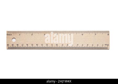Lineal isolierter Ausschnitt auf weißem Hintergrund. Hölzerne Doppelregel zwanzig Zentimeter und acht Zoll lang, zeichnen, Maßskala Instrument. Stockfoto