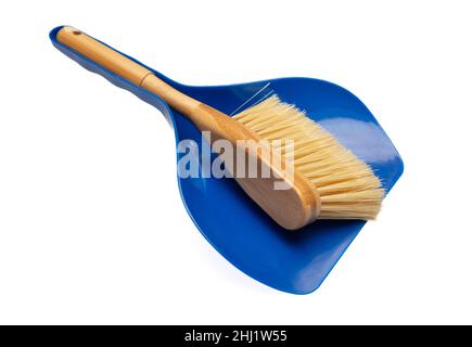 Kleine Holzbürste und blauer Kehrschaufel isoliert Ausschnitt auf weißem Hintergrund. Besen mit Griff und Kunststofflöffel Set für Sweep und Clean Stockfoto