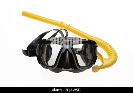 Tauchmaske und gelber Schnorchel isoliert Ausschnitt auf weißem Hintergrund. Schwarze Tauchermaske mit gehärtetem Glas Schwimmen und Tauchen Seeausrüstung. Sport, Aktivität, Stockfoto