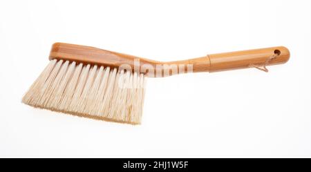 Besen mit Holzgriff isoliert Ausschnitt auf weißem Hintergrund. Ansicht von oben auf kleine braune Bürste Haushaltsgeräte für Sweep und Clean Stockfoto