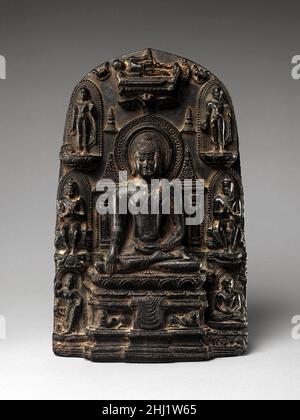 Stele mit acht großen Ereignissen aus dem Leben des Buddha 10th. Jahrhundert Indien, Bihar, möglicherweise aus Nalanda am bedeutsamsten ist der zentrale Buddha, der die Erde im Moment seiner Erleuchtung unter dem Bodhi-Baum in Bodhgaya berührt, angezeigt durch die Zweige über seinem Kopf. Um ihn herum befinden sich Szenen seines Lebens, die jeweils mit einem nordindischen Pilgerzentrum verbunden sind. Von links unten wird Buddha auf wundersame Weise aus Mayas Seite geboren, als sie einen Zweig eines Sala-Baumes in den Lumbini-Gärten ergreift. Als nächstes ist die erste Predigt des Buddha in Sarnath, und darüber, dass der Buddha die Rampagi unterwirft Stockfoto