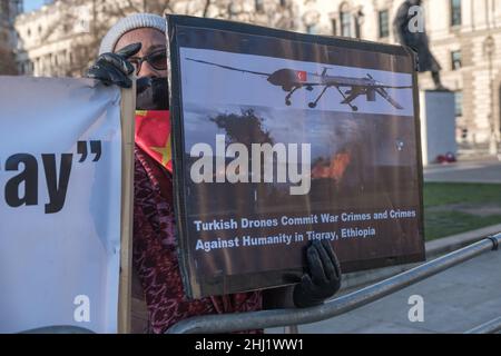 London, Großbritannien. 26th. Januar 2022. Demonstranten der Tigray auf dem Parliament Square fordern humanitäre Hilfe für Tigray und ein Ende dessen, was sie sagen, ist der Völkermord, der stattfindet. Seit dem 2020. November sollen mehr als 150.000 Zivilisten im Bürgerkrieg mit äthiopischen Regierungstruppen getötet oder verletzt worden sein, darunter auch durch Angriffe türkischer Drohnen, und die britische Regierung aufgefordert werden, einzugreifen und die von Menschen gemachte Hungersnot dort zu stoppen. Peter Marshall/Alamy Live News Stockfoto