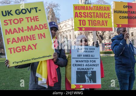 London, Großbritannien. 26th. Januar 2022. Demonstranten der Tigray auf dem Parliament Square fordern humanitäre Hilfe für Tigray und ein Ende dessen, was sie sagen, ist der Völkermord, der stattfindet. Seit dem 2020. November sollen mehr als 150.000 Zivilisten im Bürgerkrieg mit äthiopischen Regierungstruppen getötet oder verletzt worden sein, darunter auch durch Angriffe türkischer Drohnen, und die britische Regierung aufgefordert werden, einzugreifen und die von Menschen gemachte Hungersnot dort zu stoppen. Peter Marshall/Alamy Live News Stockfoto