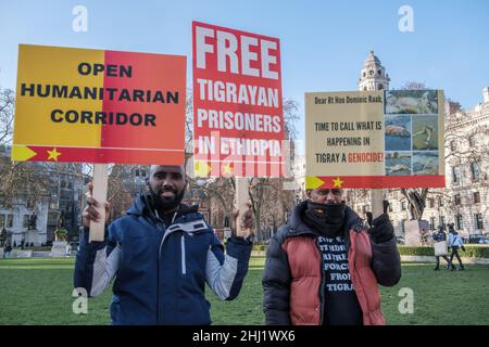 London, Großbritannien. 26th. Januar 2022. Demonstranten der Tigray auf dem Parliament Square fordern humanitäre Hilfe für Tigray und ein Ende dessen, was sie sagen, ist der Völkermord, der stattfindet. Seit dem 2020. November sollen mehr als 150.000 Zivilisten im Bürgerkrieg mit äthiopischen Regierungstruppen getötet oder verletzt worden sein, darunter auch durch Angriffe türkischer Drohnen, und die britische Regierung aufgefordert werden, einzugreifen und die von Menschen gemachte Hungersnot dort zu stoppen. Peter Marshall/Alamy Live News Stockfoto
