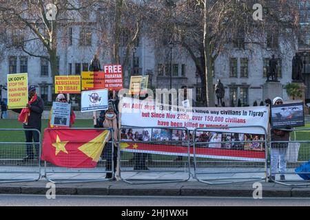 London, Großbritannien. 26th. Januar 2022. Demonstranten der Tigray auf dem Parliament Square fordern humanitäre Hilfe für Tigray und ein Ende dessen, was sie sagen, ist der Völkermord, der stattfindet. Seit dem 2020. November sollen mehr als 150.000 Zivilisten im Bürgerkrieg mit äthiopischen Regierungstruppen getötet oder verletzt worden sein, darunter auch durch Angriffe türkischer Drohnen, und die britische Regierung aufgefordert werden, einzugreifen und die von Menschen gemachte Hungersnot dort zu stoppen. Peter Marshall/Alamy Live News Stockfoto