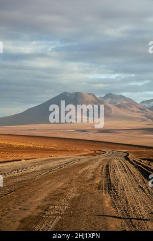 Ein Blick auf den Sonnenaufgang entlang der B-245, der Hauptstraße zwischen San Pedro de Atacama und den Geysire El Tatio Stockfoto