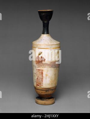 Terrakotta-Lekithos (Ölflasche) ca. 450 v. Chr. dem Sabouroff-Maler Prothesis zugeschrieben (Auslegen der Toten)die Prothese, ein zentraler Bestandteil des Begräbnerrituals, ist bereits Mitte des achten Jahrhunderts v. Chr. in der Sammlung des Metropolitan Museums vertreten Der Verstorbene, der auf einer Bahre lag, umgeben von Mitgliedern des Haushalts und Trauernden, blieb über Jahrhunderte unverändert. In dieser Darstellung besteht ein offensichtliches Interesse daran, die Trauernden zu differenzieren und den Kontrast zwischen dem hellen Hintergrund und den Oberflächen der opaken Farbe zu nutzen. Terrakotta-Lekithos (Ölfloße Stockfoto