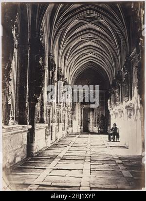 [Kreuzgang der Kirche des heiligen Johannes der Könige, Toledo, Spanien] ca. 1858 Charles Clifford Britisch Clifford, einer der Legionen britischer Fotografen, die in den frühen Tagen des Mediums auf der ganzen Welt verstreut waren, hatte die Auszeichnung, als offizieller Fotograf der spanischen Königin Isabella II. Zu dienen. Die Schirmherrschaft war ein Segen, denn sie erleichterte ihm den Zugang zu den großen Baudenkmälern Spaniens und gab ihm die Freiheit, seine Kunst zu praktizieren. Der heilige Johannes der Könige war eines der besten Beispiele der hochgotischen Architektur in Spanien. Als Clifford die Kirche und ihre Anzeige fotografierte Stockfoto