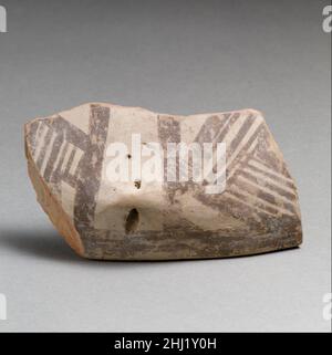 Terrakotta-Randfragment mit Öse und geradliniger Verzierung ca. 4300–3300 v. Chr. Dimini-Kultur aus ThessalySchwarzes lineares Muster auf hellem Boden.. Terrakotta-Randfragment mit Öse und geradliniger Verzierung 253212 Dimini Kultur, Terrakotta-Randfragment mit Öse und geradliniger Verzierung, ca. 4300?3300 v. Chr., Terrakotta, Länge 3 3/8in. (8,5cm). Das Metropolitan Museum of Art, New York. Anonymes Geschenk, 1930 (30.119.7) Stockfoto