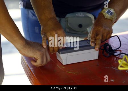 Valencia, Carabobo, Venezuela. 26th Januar 2022. 26. Januar 2022. Eine Person setzt seine Fingerabdrücke ein, um sein Unterzeichungsrecht auszuüben und zu versuchen, das Referendum gegen Nicolas Maduro zu aktivieren. Ein CNE, der Concil National Electoral, (für seine Abkürzung auf Spanisch) das Regierungsorgan, das das Mandat von Nicolas Maduro widerrufen soll. Die Verordnung verlangt die Sammlung von 20% der Unterschriften des Wahlregisters in 12 Stunden, was die Opposition für unmöglich hält. In der Stadt Valencia, Bundesstaat Carabobo. Foto: Juan Carlos Hernandez (Bild: © Juan Carlos Hernandez/ZUMA Press Wire) Stockfoto