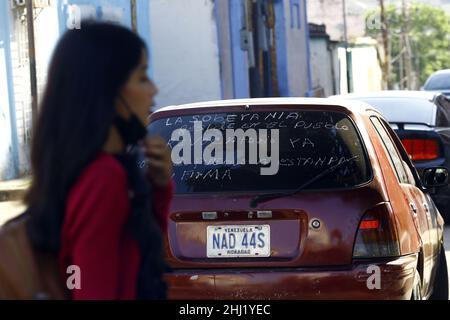 Valencia, Carabobo, Venezuela. 26th Januar 2022. 26. Januar 2022. Ein Fahrzeug auf den Straßen mit Graffiti an den Fenstern ruft dazu auf, das Mandat von Nicolas Maduro zu widerrufen. Ein CNE, der Concil National Electoral, (für seine Abkürzung auf Spanisch) das Regierungsorgan, das das Mandat von Nicolas Maduro widerrufen soll. Die Verordnung verlangt die Sammlung von 20% der Unterschriften des Wahlregisters in 12 Stunden, was die Opposition für unmöglich hält. In der Stadt Valencia, Bundesstaat Carabobo. Foto: Juan Carlos Hernandez (Bild: © Juan Carlos Hernandez/ZUMA Press Wire) Stockfoto