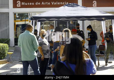 Valencia, Carabobo, Venezuela. 26th Januar 2022. 26. Januar 2022 . Eine Reihe von Bürgern, die darauf warten, die Aktivierung des Mandats von Nicolas Maduro zu unterzeichnen und zu beantragen. Ein CNE The Concil National Electoral, (für seine Abkürzung in Spanisch) das Leitungsorgan, das Mandat von Nicolas Maduro zu widerrufen. Verordnung erfordert die Sammlung von 20% der Unterschriften des Wahlregisters in 12 Stunden, die die Opposition für unmöglich hält. In der Stadt Valencia, Bundesstaat Carabobo. Foto: Juan Carlos Hernandez (Bild: © Juan Carlos Hernandez/ZUMA Press Wire) Stockfoto