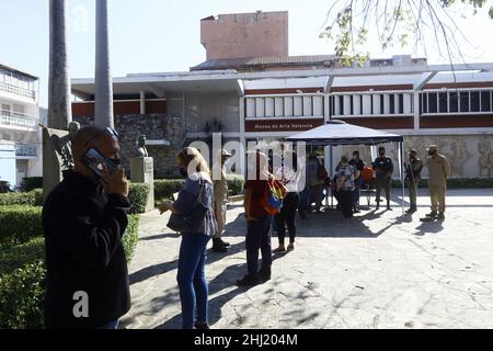 Valencia, Carabobo, Venezuela. 26th Januar 2022. 26. Januar 2022. Eine Reihe von Menschen, die ihr Recht auf Unterzeichnung ausüben, um das Referendum gegen Nicolas Maduro zu aktivieren. Ein CNE, der Concil National Electoral, (für seine Abkürzung auf Spanisch) das Regierungsorgan, das das Mandat von Nicolas Maduro widerrufen soll. Die Verordnung verlangt die Sammlung von 20% der Unterschriften des Wahlregisters in 12 Stunden, was die Opposition für unmöglich hält. In der Stadt Valencia, Bundesstaat Carabobo. Foto: Juan Carlos Hernandez (Bild: © Juan Carlos Hernandez/ZUMA Press Wire) Stockfoto