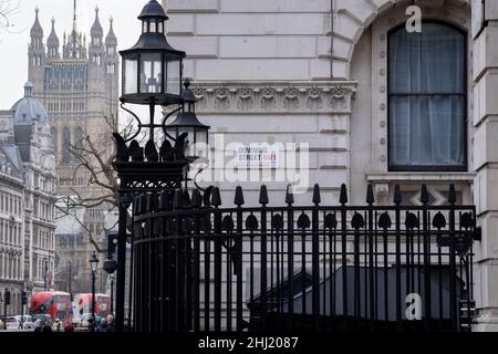 An dem Tag, an dem der Bericht der Beamtin der Bürgerlichen Dienstmagd, Frau Dr. Sul Gray, über Fehlverhalten der Mitarbeiter der Downing Street und des Premierministers Boris Johnson während der Covid-Pandemie veröffentlicht werden soll, werden die Zeichen für Downing Street, Johnsons offiziellen Wohnsitz, im Maßstab mit den Houses of Parliament gesehen, Am 26th. Januar 2022 in London, England. Die Met-Polizei hat auch angekündigt, dass sie nun Johnson und seine Mitarbeiter untersuchen werden, nachdem Nachrichten über weitere Sperrparteien für den Bruch der Covid-Beschränkungen bekannt gegeben wurden. Stockfoto