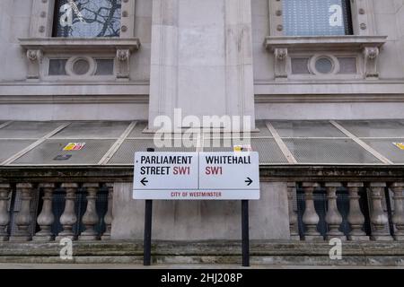 An dem Tag, an dem der Bericht der Beamtin der Bürgerlichen Dienstmagd, Frau Dr. Sul Gray, über Fehlverhalten von Mitarbeitern der Downing Street und Premierminister Boris Johnson während der Covid-Pandemie veröffentlicht werden soll, werden die Straßenschilder für Whitehall und Parliament Street SW1, am 26th. Januar 2022, in London, England, zu sehen sein. Die Met-Polizei hat auch angekündigt, dass sie nun Johnson und seine Mitarbeiter untersuchen werden, nachdem Nachrichten über weitere Sperrparteien für den Bruch der Covid-Beschränkungen bekannt gegeben wurden. Stockfoto