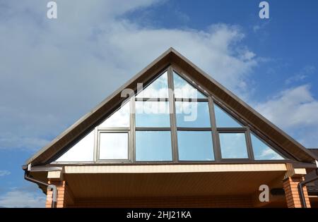 Dachkonstruktion mit schönen Oberlichtern, Dachfenstern. Stockfoto