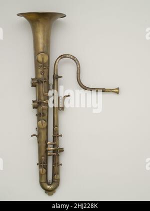 Sopran-Ophicleide in B-Flat Mitte des 19th. Jahrhunderts Adolphe (Antoine Joseph) Sax Belgisch, aktives Frankreich das Ophicleide ist ein niederwertiges Blasinstrument, das im 19. Jahrhundert in Bands und Orchestern eingesetzt wurde. Sie wurde durch die Tuba ersetzt.bei der Suche nach einem lauten, niedrigen Holzblasinstrument experimentierte Adolphe Sax damit, ein Bassklarinettenmundstück auf ein Ophicleid zu setzen. Aus dieser Idee entstand das erste Saxophon. Sopran-Ophicleide in B-Dat. Französisch. Mitte des 19th. Jahrhunderts. Messing. Frankreich. Aerophon-Lip Vibriert Stockfoto