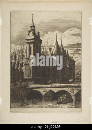The Clock Tower, Paris 1852 Charles Meryon Französisch die Perspektive, die Meryon für diese Radierung übernommen hat, entspricht nicht genau der vorbereitenden Zeichnung, sondern ist das Ergebnis einer Reihe von Studien des Künstlers. Während der Künstler diese Druckgrafik machte, wurden der Justizpalast und die Conciergerie – ein Teil des hier abgebildeten Komplexes von Gerichtshöfen im Zentrum von Paris – renoviert. Das Gerüstgitter auf beiden Seiten des Uhrturms, der wacklige Holzzaun, der seinen Sockel umgab, und die substantielle temporäre Struktur, die die Uhr links i verbirgt Stockfoto