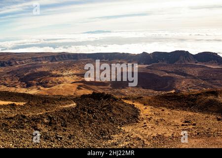 Blick vom Teide auf die Caldera de las Canadas, Nationalpark Teide, Teneriffa, Kanarische Inseln, Spanien. Stockfoto