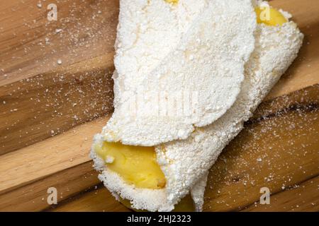 Goiania, Goias, Brasilien – 26. Januar 2021: Zwei mit Mozzarella gefüllte Tapiocas auf einem Küchentafel. Stockfoto