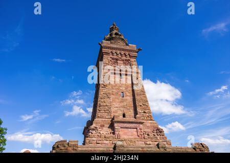 Bad Frankenhausen Thüringen, Deutschland - 14. August 2017: Blick auf das weltberühmte Kyffhäuser-Denkmal auf dem Kyffhäuser-Hügel. Stockfoto